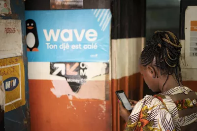 Une clientèle complète une transaction en Côte d'Ivoire. 