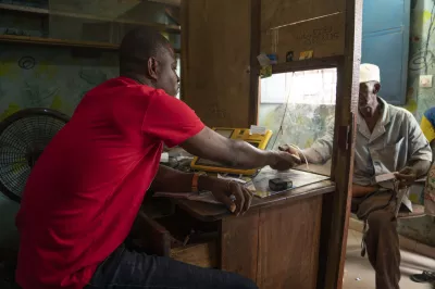 Un client et un agent effectuent une transaction en Côte d'Ivoire.