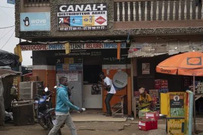 L'extérieur d'un magasin à Abidjan en Côte d'Ivoire. 