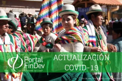 Grupo de mujeres y hombres bailando en Bolivia, texto, logo del Portal FinDev.