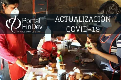 Dos mujeres de tapabocas trabajando pintando artesanías, ante una mesa en México, texto, logo del Portal FinDev.