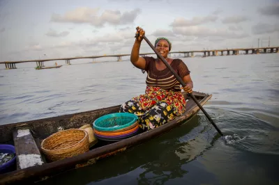 Femme sur un bateau à Lagos au Nigeria.