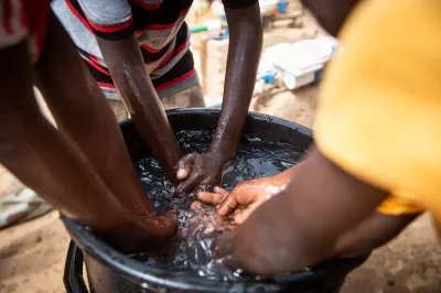 Lavage des mains au Niger. CGAP Photo (Nicolas Réméné via Communication for Development Ltd.)