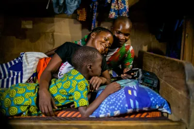 Famille utilisant un chargeur PAYGo au Nigeria. 