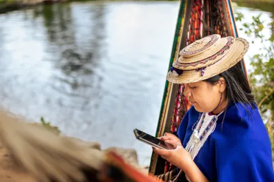 Mujer en Cauca, Colombia, usando su celular. 