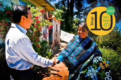 Hombre y mujer estrechando las manos en un jardín en América Latina, logo del Portal FinDev.