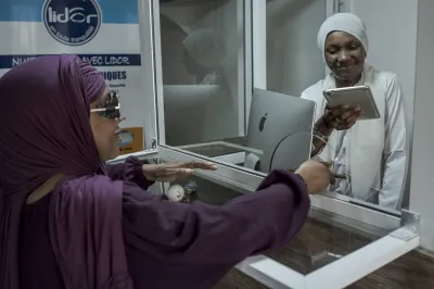 Une femme effectue une transaction de mobile money au Sénégal.
