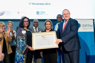 مؤسسة كشف عند استلامها الجائزة الأوروبية للتمويل الأصغر. EMFP 2016