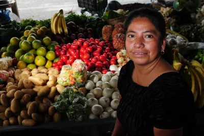 Mujer vendiendo en el mercado. Foto: Maria Fleischmann, Banco Mundial 2009.