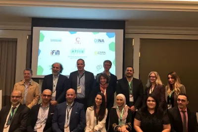المتسابقون مع أعضاء لجنة التحكيم في المرحلة النهائية من جائزة الابتكار للاندماج المالي العربي، مؤتمر سنابل 2018.