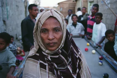 سيدة حصلت على قرض لمشروع بلياردو في قريتها، اليمن. البنك الدولي 2007. 
