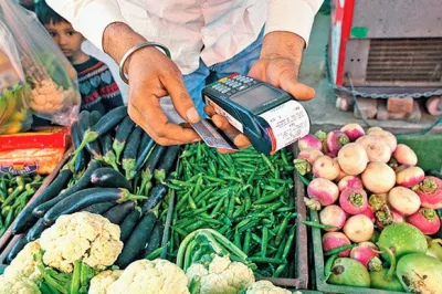 Productor usando la tecnología para vender sus vegetales. Por Narmada Dewasi, Concurso de Fotografía CGAP 2017.