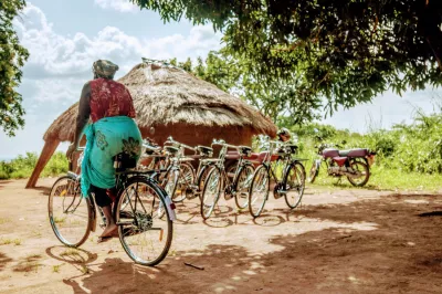 Les vélos facilitent l'accès aux marchés, à l’eau potable et aux soins de santé. Photo de Kevin Di Salvo. Concours photos du CGAP 2017.