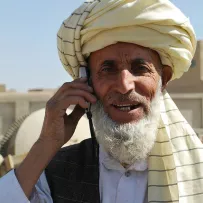 رجل يستخدم الهاتف المحمول. تصوير نيكولاس برتراند، البنك الدولي.