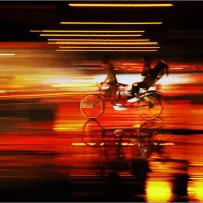 Hombres en bicicleta a alta velocidad. Por Mohammad Sazzad Hossain, Concurso de Fotografía CGAP 2009.