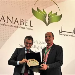 حسن فريد، المدير التنفيذي لجمعية رجال أعمال الدقهلية، مصر عند استلام جائزة سنابل لعام 2018. 