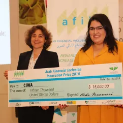 Remise du 2ème Prix Arabe de l'Innovation pour l'Inclusion Financière à Oumel Ghit Guelzim, PDG de Ciwa.