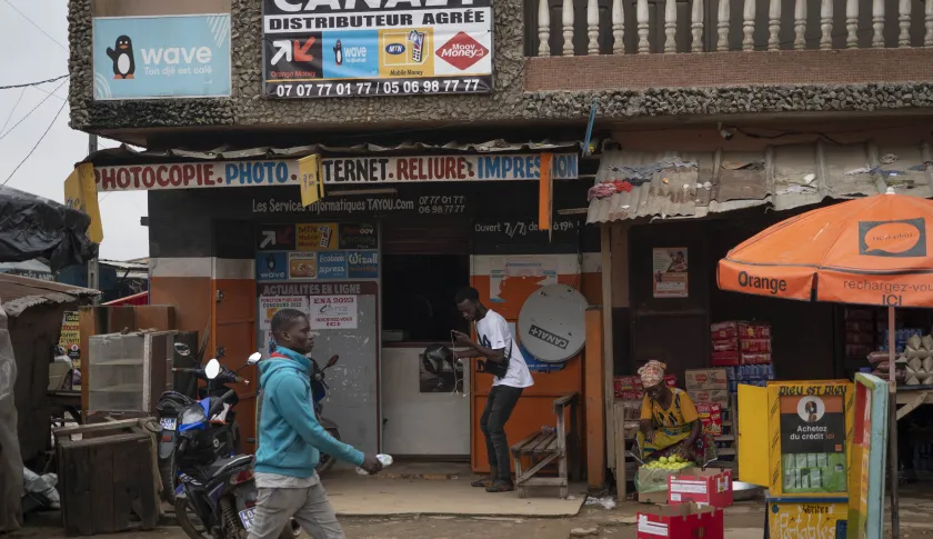 L'extérieur d'un magasin à Abidjan en Côte d'Ivoire. 