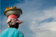 Mujer vendiendo cocadas en Colombia. Foto:  Ingrid Bonilla Rodríguez. Concurso de Fotografía CGAP 2012.