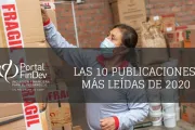Mujer con su brazo extendido  ante una pila de cajas de cartón en Perú, texto, logo Portal FinDev.
