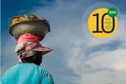 Mujer con bandeja sobre su cabeza con cocadas en Colombia.