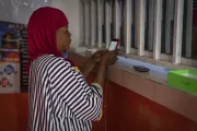Une cliente complète une transaction à Ndouci en Côte d'Ivoire. 