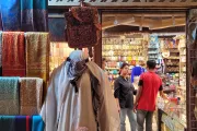 مستهلك يشتري من متجر صغير للأقمشة والخزف في الإمارات العربية المتحدة في دسمبر/كانون الأول 2022. الصورة بعدسة أدي سمعان لبوابة الشمول المالي للتنمية، سيغاب.