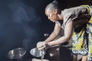 Une femme prépare à manger pour sa famille au Kenya.