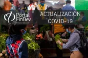 Hombres y mujeres en un mercado en Ecuador, texto, logo del Portal FinDev.