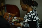 Une femme effectue une transaction en Côte d'Ivoire. 
