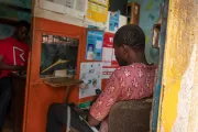 Un agent s'occupe d'un de ses clients en Côte d'Ivoire. 