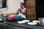 Mujer haciendo pupusas en El Salvador. 