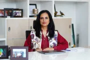 Portrait de Roshaneh Zafar de Kashf Foundation au Pakistan, assise à un bureau.