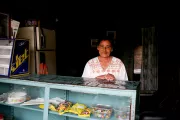 Mujer en su negocio. Foto: Charlotte Kesl, Banco Mundial 2010.