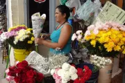 Mujer paraguaya vendiendo flores.