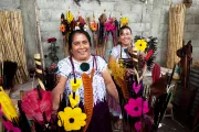 Mujeres microempresarias mexicanas mostrando sus productos. Gentileza PRONAFIM.