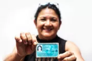 Mujer con tarjeta de identificación. Foto: Daniel Silva Yoshisato, Banco Mundial.