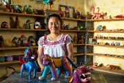 Mujer mexicana mostrando sus productos. Foto gentileza PRONAFIM.
