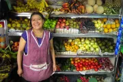 Mujer peruana junto a su puesto de verduras. Por Florence de Maupeou, Concurso de Fotografía CGAP 2011.