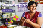 Mujer realizando transacciones con su celular. Foto gentileza Bim Perú. 