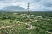 Antenne-relai dans un paysage rural.