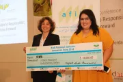 أم الغيث جلزيم، المديرة التنفيذية، سيوا، المغرب عند استلامها جائزة AFIIP مع ندين شحاده، سيجاب. Sanabel 2018.