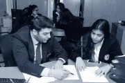 موظفو فرنسبنك مع طالبات المدارس خلال فعاليات أسبوع المال العالمي في 2016 في لبنان. CYFI.