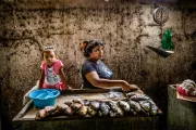 Mujer y niña trabajando. Por Antonio Aragon Renuncio, Concurso de Fotografía CGAP 2016.
