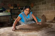 Mujer trabajando el barro. Por Francisco Javier Soto Plascencia/PRONAFIM, Concurso de Fotografía CGAP 2016.