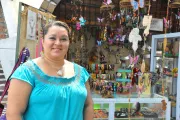 Mujer mostrando sus productos. Foto gentileza Fundación WWB Colombia.