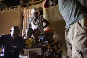 Un fermier kenyan et sa famille autour d'une tablette pour regarder une vidéo sur One Acre Fund. Photo de Hailey Tucker. Concours photos du CGAP 2017.