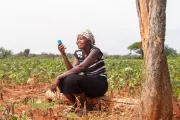 Béatrice et son téléphone. Photo de Mwangi Kirubi. Concours photos du CGAP 2015.