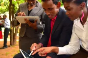 Les boursiers du programme Equity Leaders se familiarisent avec le menu Télécom, Equitel, sur leurs tablettes. Photo de Beauttah Wandera. Concours photos du CGAP 2017.