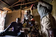 Un agent utilise une tablette pour montrer aux producteurs kényans une vidéo sur les emprunts. Photo de Hailey Tucker. Concours photos du CGAP 2017.  
